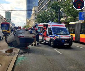 Autobus wymusił pierwszeństwo. Auto osobowe na dachu