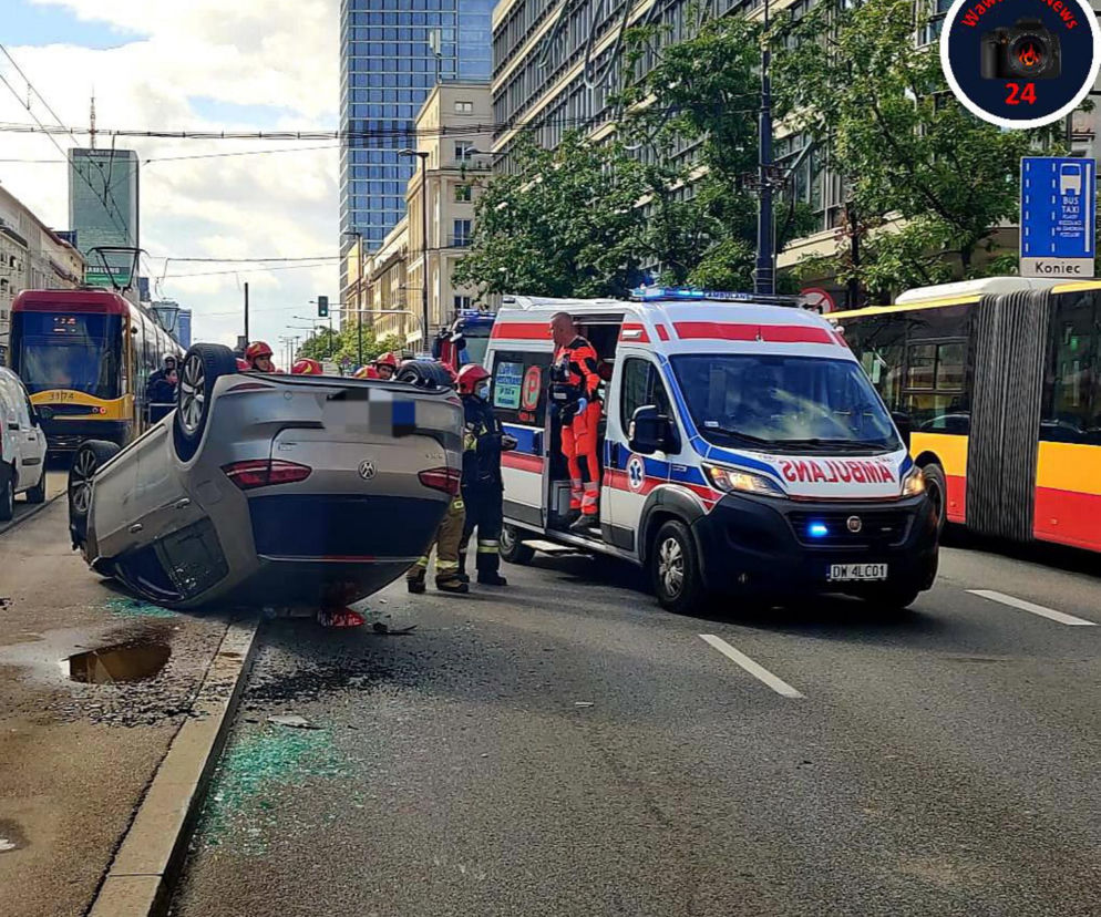 Autobus wymusił pierwszeństwo. Auto osobowe na dachu