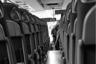 Autobus z dziećmi runął w przepaść! Nie żyje 25 osób 