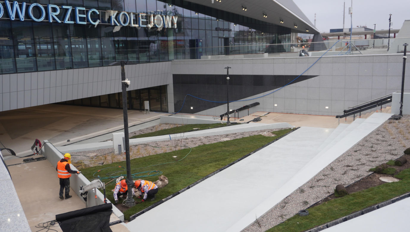 Budowa dworca kolejowego w Olsztynie. Odsłonięto już skwer przed budynkiem