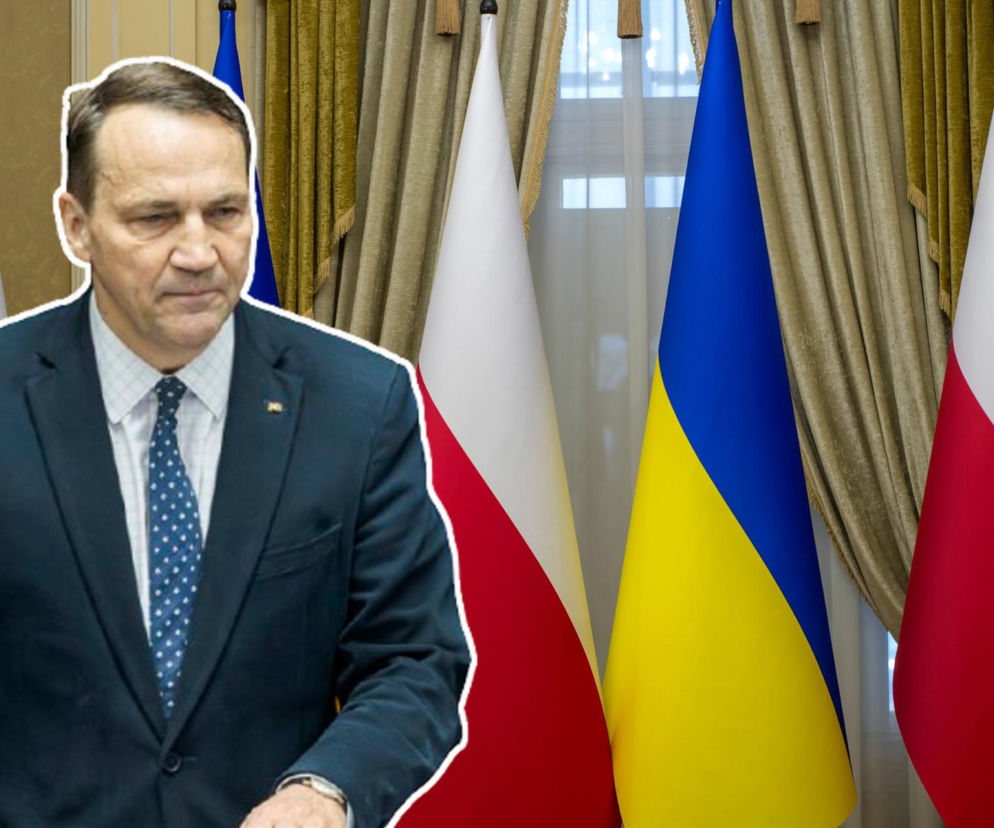 Minister Radosław Sikorski na tle flag Polski i Ukrainy. O odtajnieniu pomocy dla Kijowa przeczytasz na Eska.