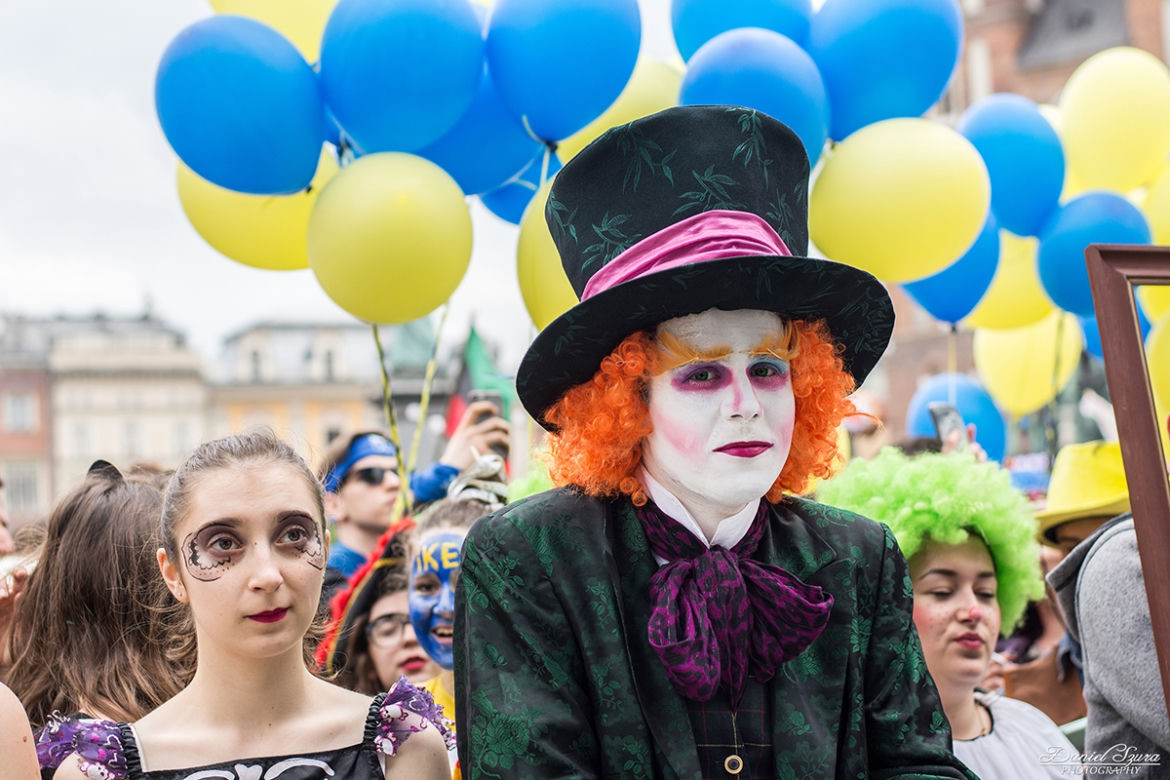 Korowód juwenaliowy na krakowski Rynek: Studenci świętują! [ZDJĘCIA]