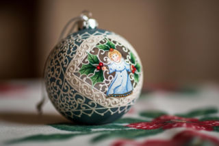 Marta Nawrocka wspiera Hospicjum. Wyjątkowa bombka trafiła na licytację?