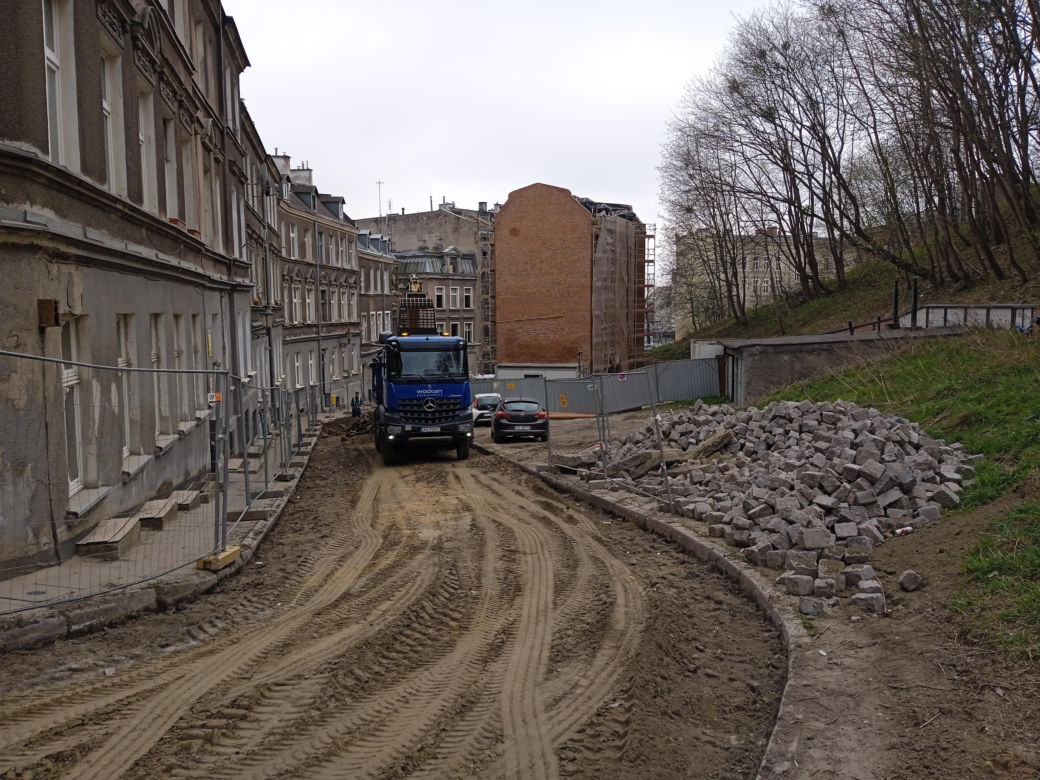 Tak zmieniła się Biskupia Górka. Zrewitalizowano kamienice. Zdjęcia przed i po 