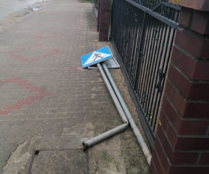 Gmina Olsztynek została ZDEWASTOWANA. Wyrwane ławki, znaki drogowe i zniszczony przystanek [FOTO]