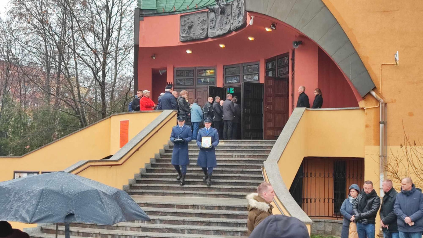  Wrocław. Ostatnie pożegnanie policjantów zastrzelonych na służbie. "Wasz tata jest bohaterem"