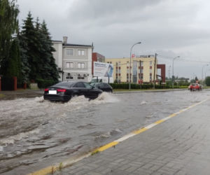 Ulewa w Rzeszowie! Rynny nie wytrzymują od nadmiaru deszczu [ZDJĘCIA,WIDEO]