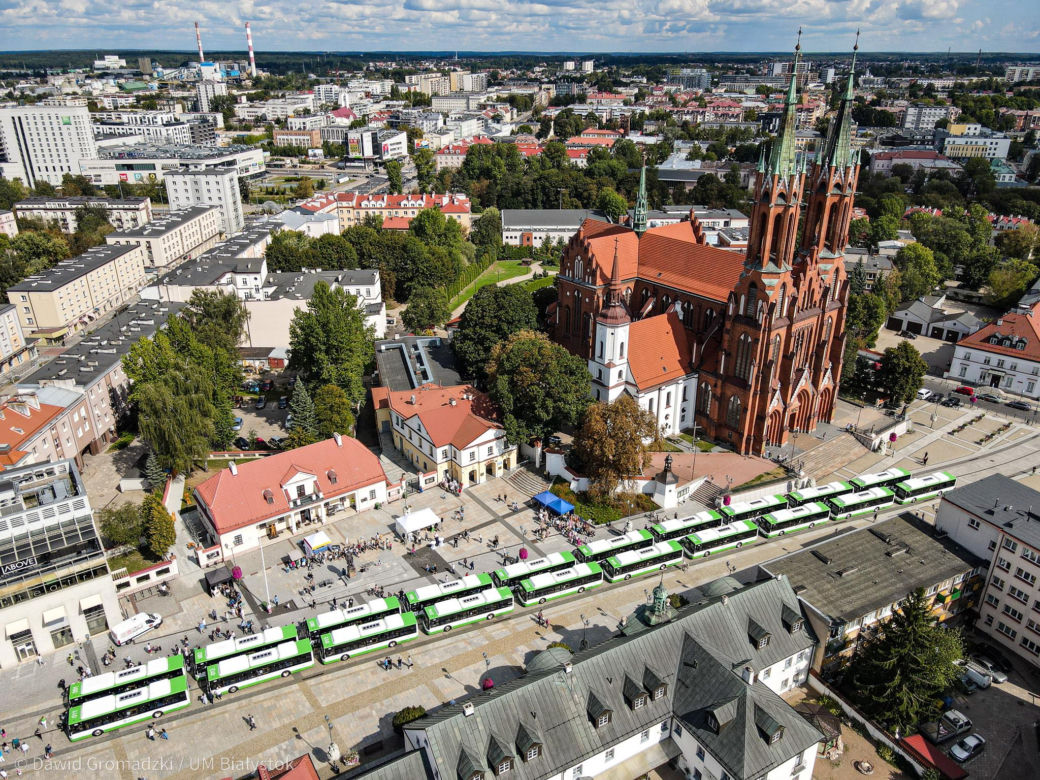Zaprezentowano pierwsze 20 autobusów elektrycznych w Białymstoku. Od poniedziałku pojawią się na ulicach miasta [ZDJĘCIA]