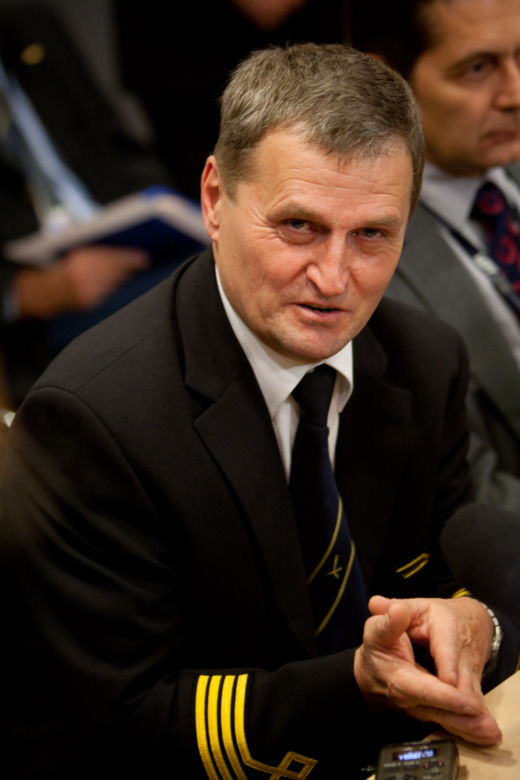 Kapitan Wrona wyląduje w polityce