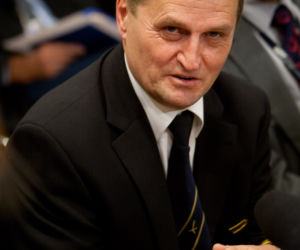 Kapitan Wrona wyląduje w polityce