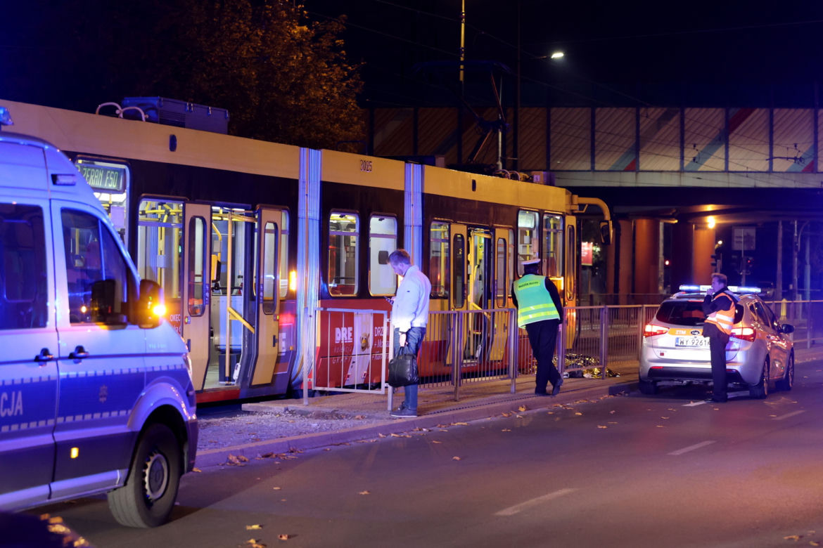 Śmiertelny wypadek w Warszawie. Pieszy zginął pod kołami tramwaju