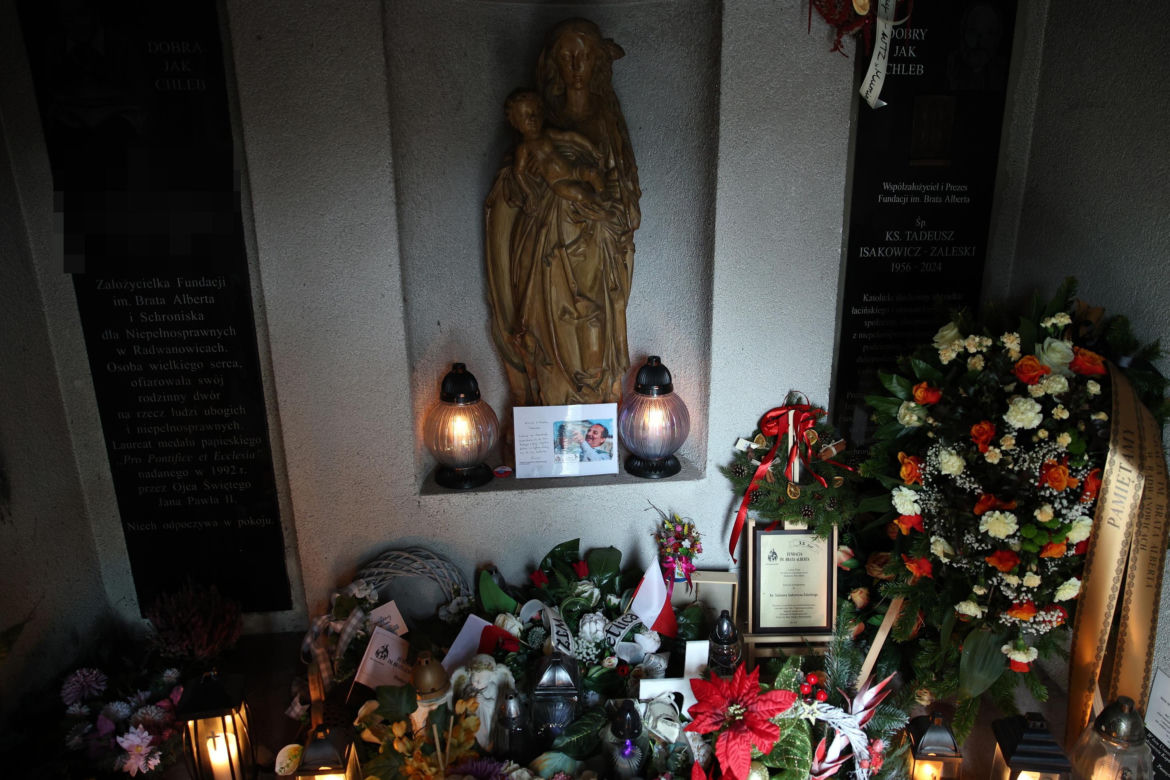Tak wygląda grób ks. Isakowicza-Zaleskiego rok po jego śmierci