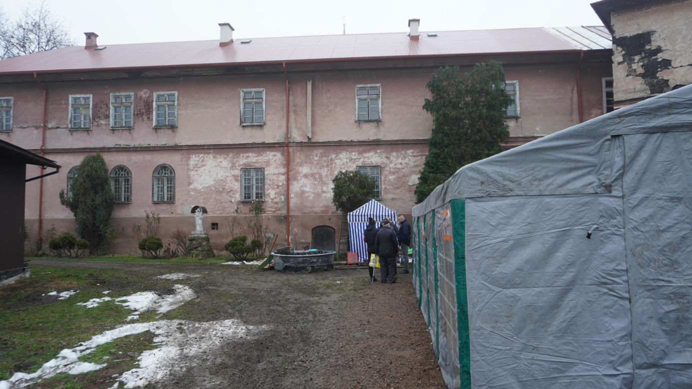 Benedyktynki sprzedają ekologiczne karpie w XIII-wiecznym klasztorze w Staniątkach. To już wielowiekowa tradycja 