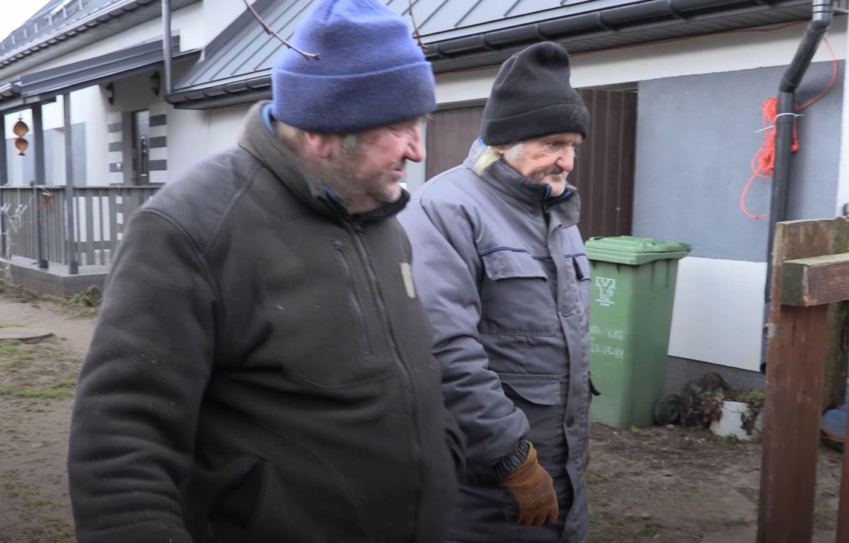 Rolnicy. Podlasie. Gienek i Sławek pomagają Paulinie zrobić pokrywę studni