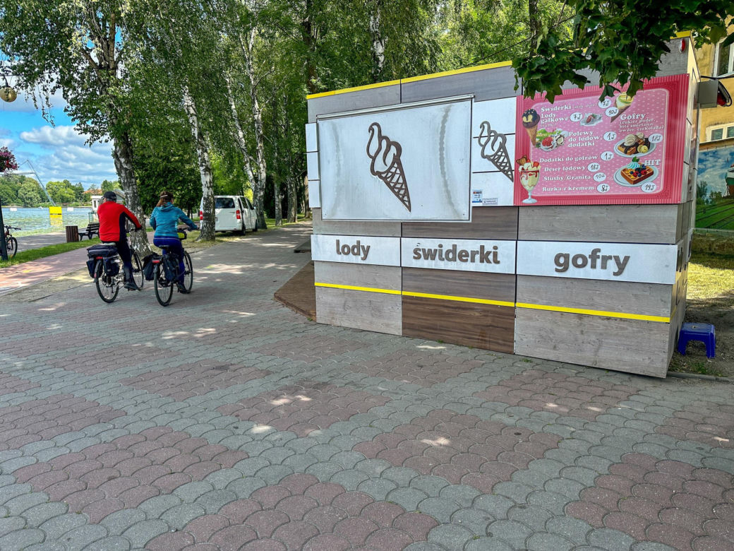 Papieros w jednej ręce, kradziona biżuteria - w drugiej. Beztroski złodziej w rękach policji