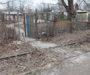 Udrażniają bocznicę kolejową prowadzącą do szpitala przy Szaserów