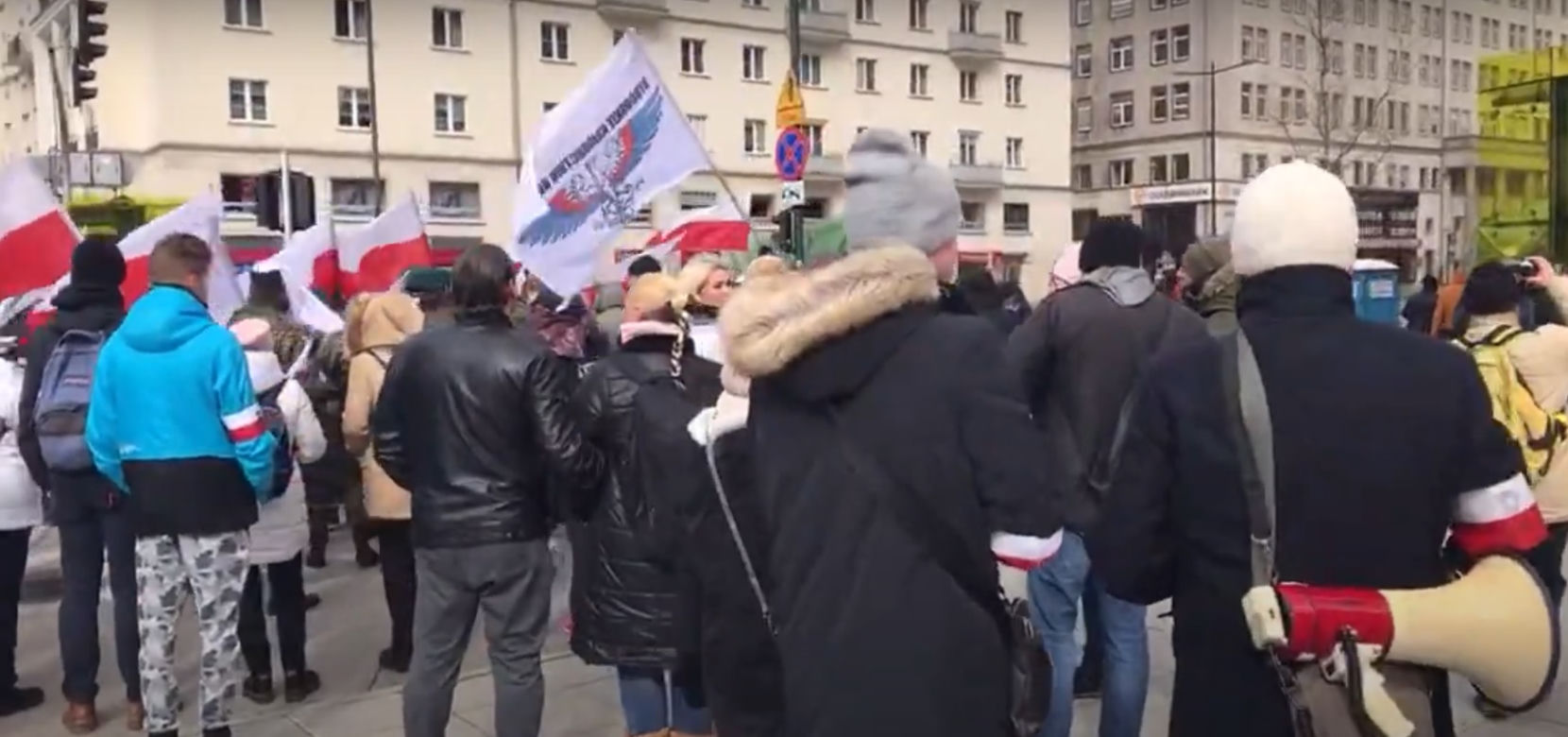 Chcieli protestować przeciwko obostrzeniom i szczepieniom. Przeszkodziła im policja