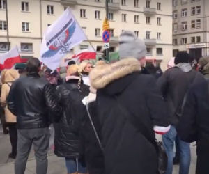 Chcieli protestować przeciwko obostrzeniom i szczepieniom. Przeszkodziła im policja
