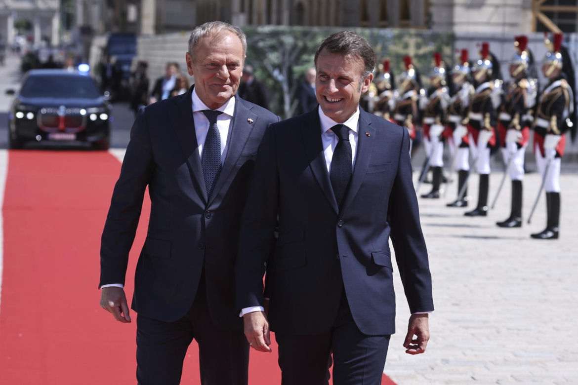 Tusk Macron