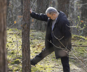 Karol Karski w lesie