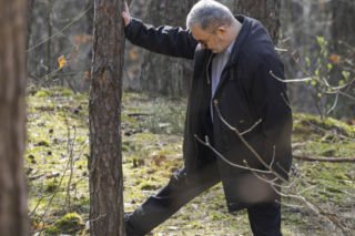 Karol Karski w lesie