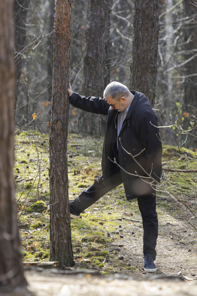 Karol Karski w lesie