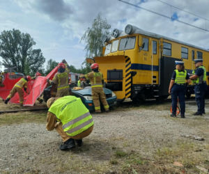 Drezyna uderzyła w samochód. Wielka akcja służb na przejeździe w Ostrowie [ZDJĘCIA]