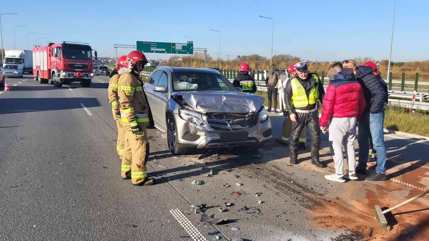 Wypadek na S2 w Warszawie. Trzy rozbite auta i ranne dziecko