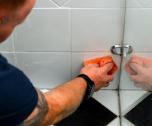 Jak poprawnie usunąć starą fugę i silikon oraz nałożyć nowy? Murator Remontuje