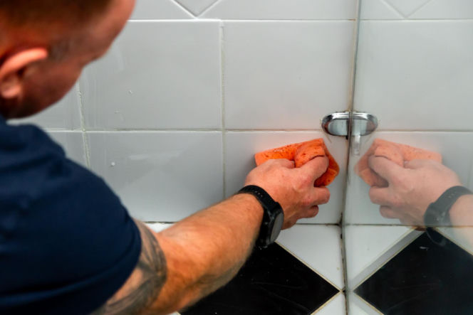 Jak poprawnie usunąć starą fugę i silikon oraz nałożyć nowy? Murator Remontuje