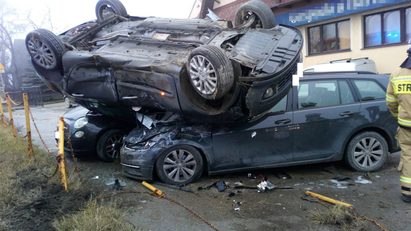 Nieprawdopodobny wypadek na Zakopiance. Osobowy renault wylądował na dwóch innych pojazdach [ZDJĘCIA]
