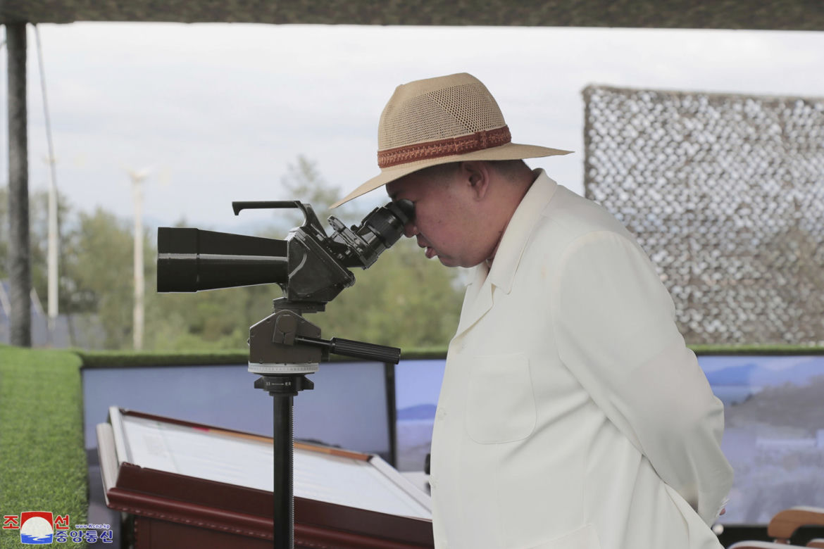  Kim Dzong Un zmienia stylówkę! Drwinom nie ma końca. "Jak influenserka na wakacjach"