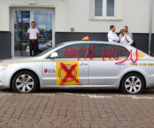 Zniszczony samochód TAXI Złotówa