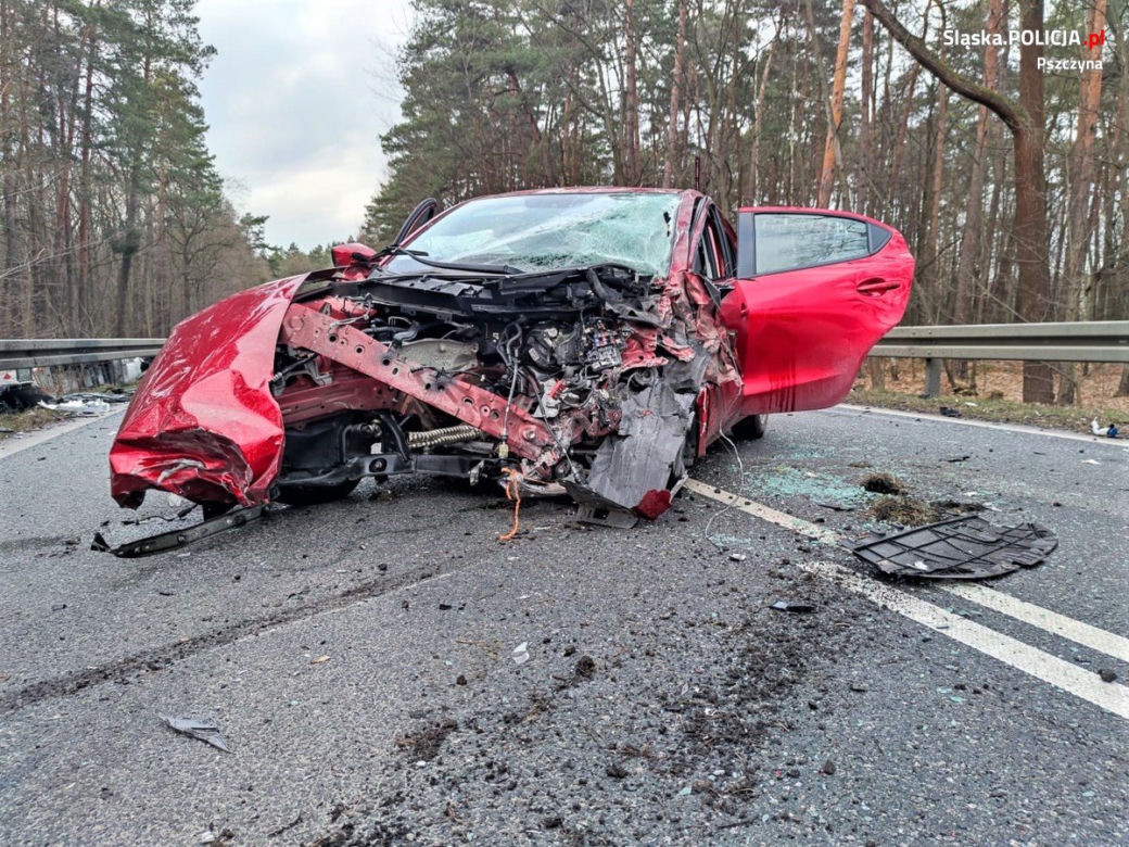 Koszmarny wypadek. Osobówka wjechała w cysternę. Do rana usuwano skutki tego zderzenia