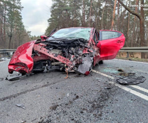 Koszmarny wypadek. Osobówka wjechała w cysternę. Do rana usuwano skutki tego zderzenia