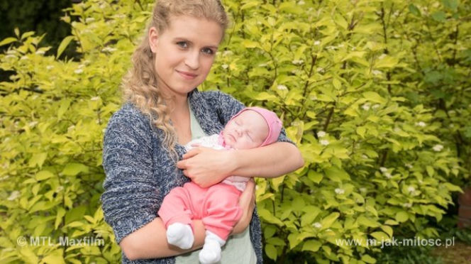M jak miłość. Natalka (Marcjanna Lelek), Hania (Maja Marczak)