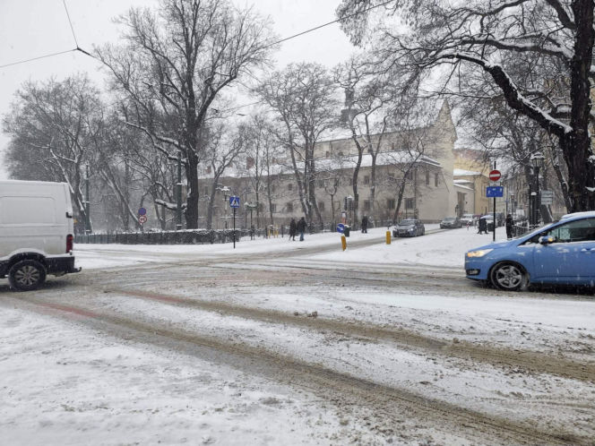 Atak zimy w Krakowie. Miasto sparaliżowane, IMGW ostrzega