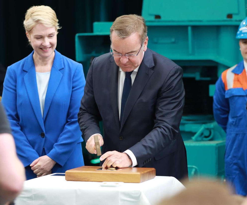 Minister obrony Boris Pistorius uderza młotkiem w element na stole. O nowym porcie wojennym przeczytasz na SE Superbiz.