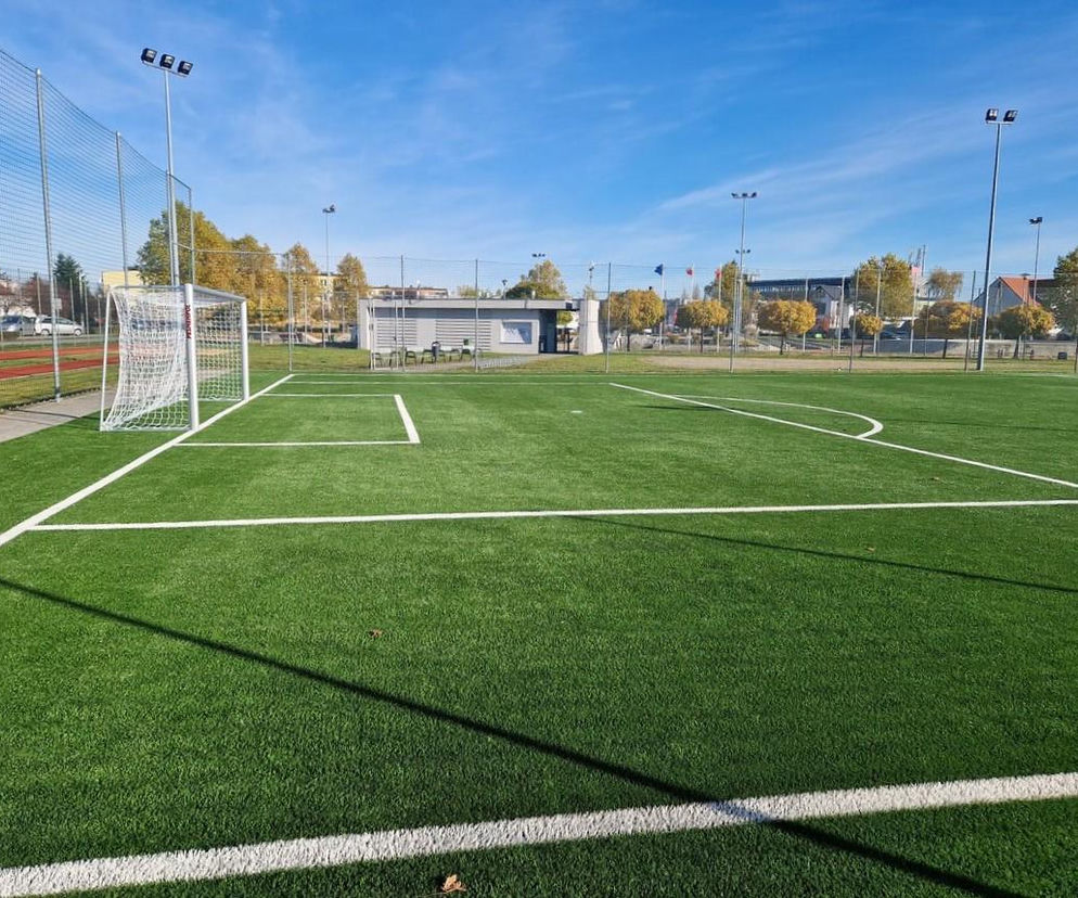 ​Boisko koło szkoły na Zatorzu w Lesznie jak nowe. Co się zmieniło?