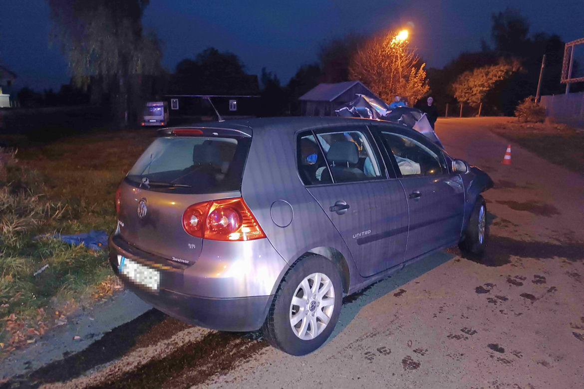 Pociąg towarowy zmiażdżył małego Volkswagena. Potem wydarzył się cud 