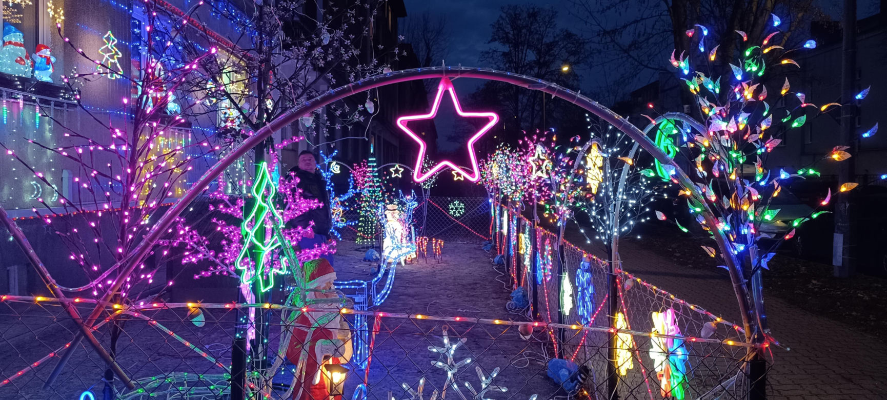 Świateczna iluminacja na jednej z posesji na Starych Bielanach 2024
