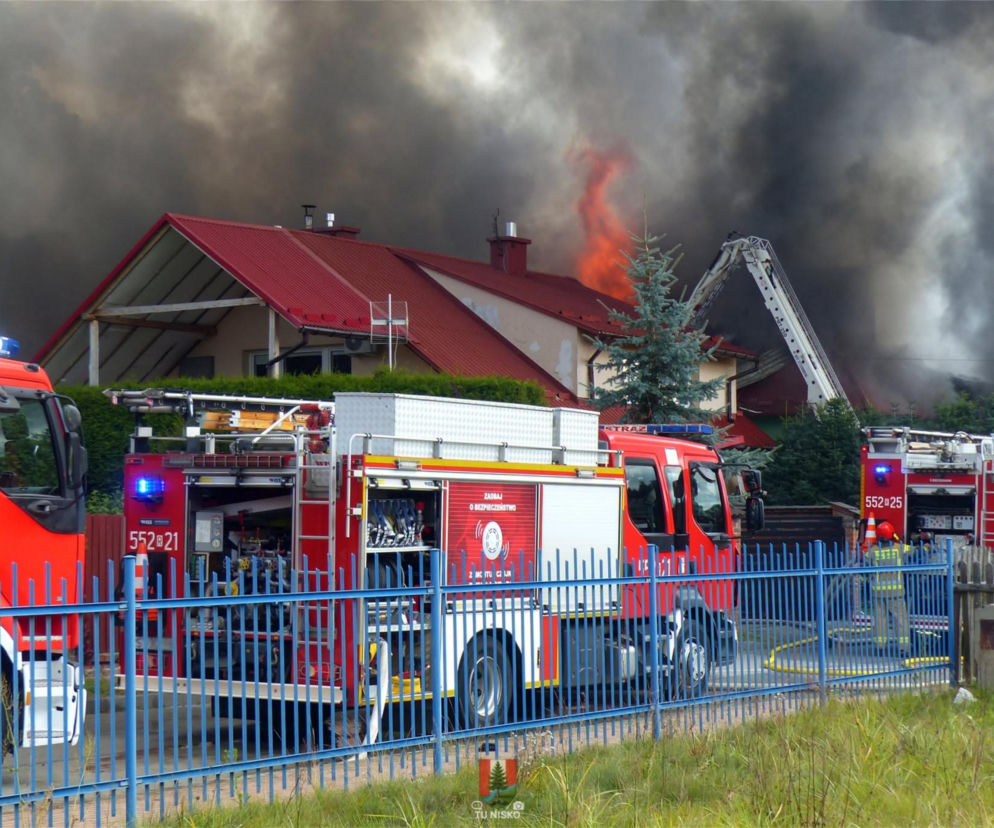 Zastępy straży pożarnej gaszą płonący budynek w Nisku. O tragicznym pożarze przeczytasz na SE.