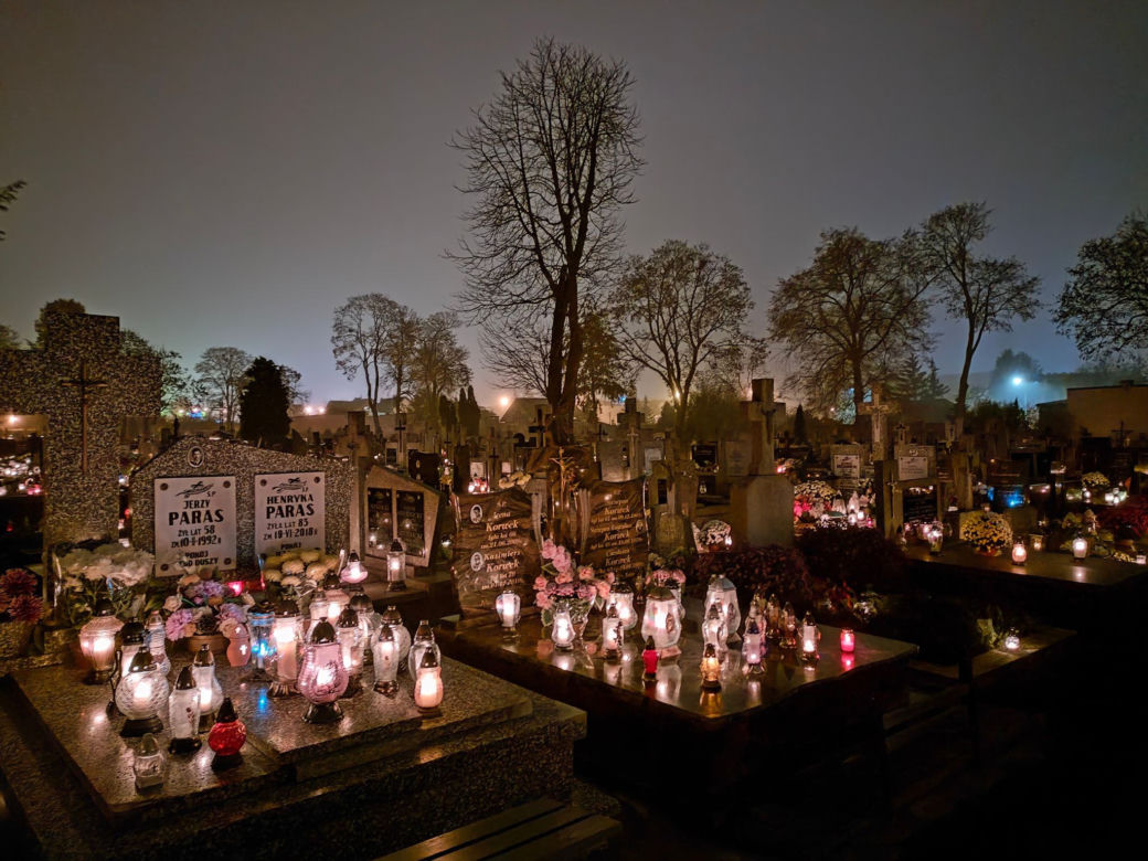 Łomżyński cmentarz nocą