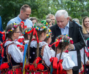 Skromny szeregowy poseł Jarosław Kaczyński poświęcając się Polsce nie dba o własne wygody