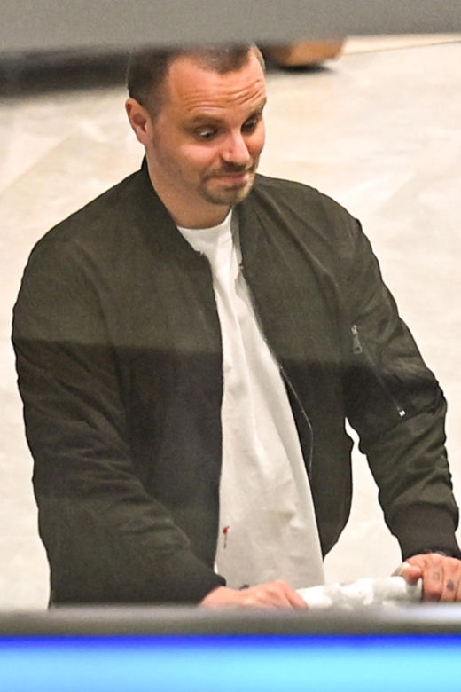 Marcin Hakiel. Bawi, karmi, wychowuje.