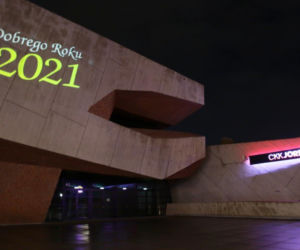 Toruń prezentuje iluminacje z noworocznymi życzeniami