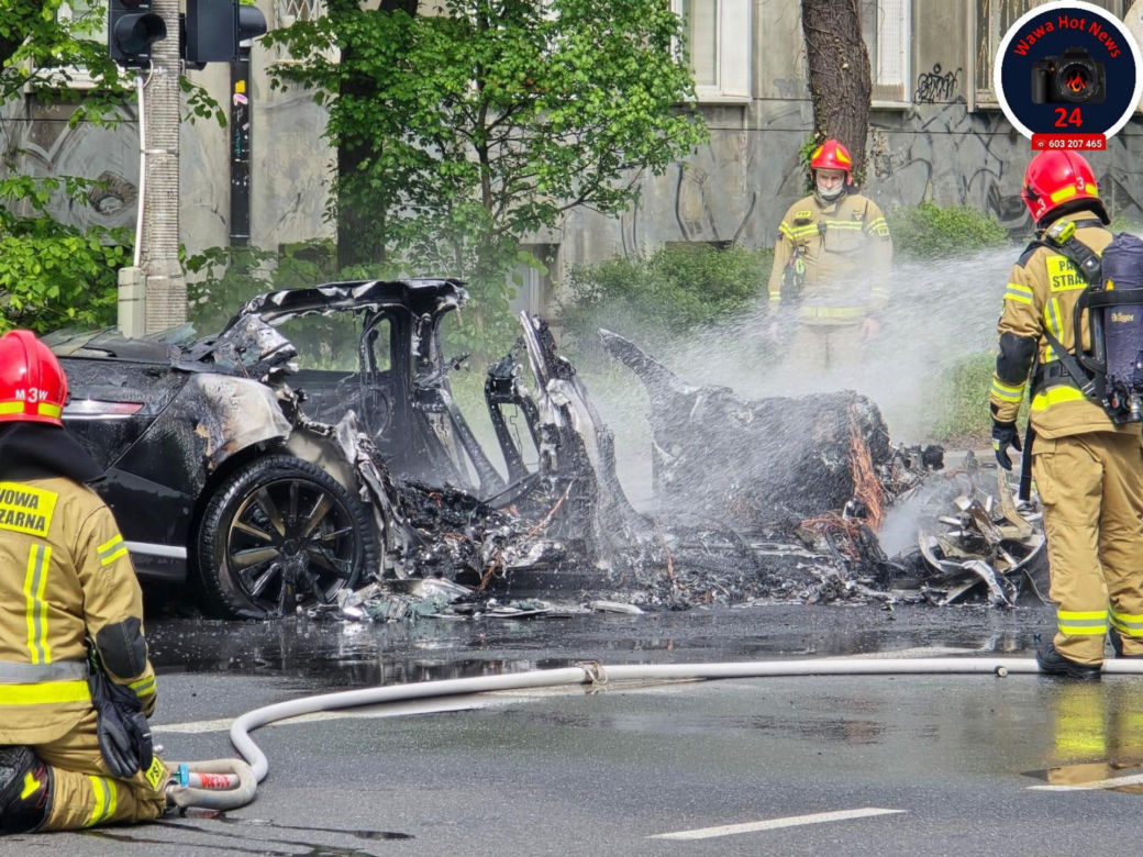 Autem elektrycznym huknął w słup, pojazdstanął w ogniu