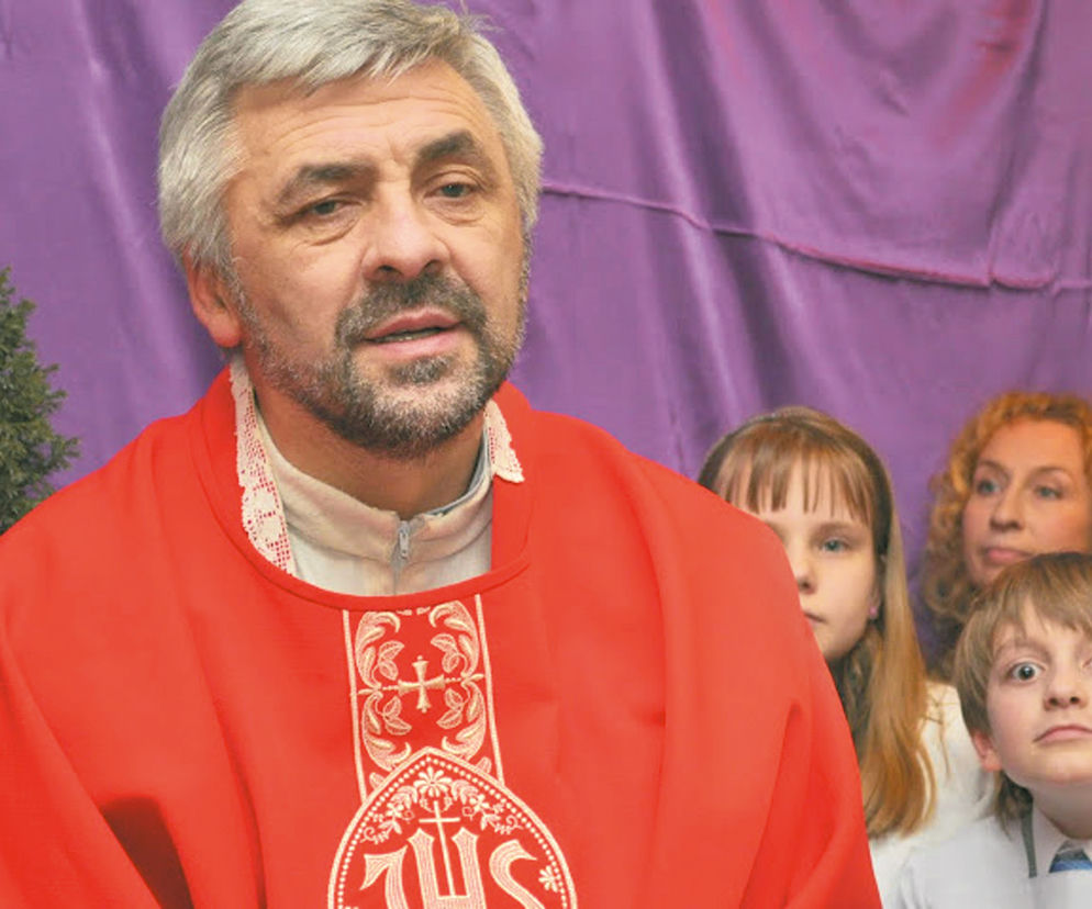 Ksiądz rozdaje wiernym kury