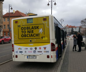 W Bydgoszczy zachęcają do bycia widocznym na drodze! Ruszyła akcja „Odblask to nie obciach” [ZDJĘCIA, WIDEO]