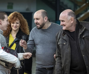 Kod genetyczny odc. 1. Tomasz Skowroński (Adam Woronowicz), Iza Berger (Karolina Gruszka), Piotr (Maciej Musiałowski), Franek (Joachim Lamża)